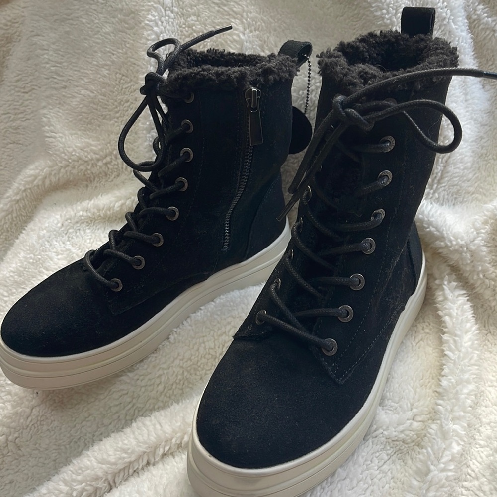 J Slides Black suede Sherpa for size 7 sneaker boots Perfect condition